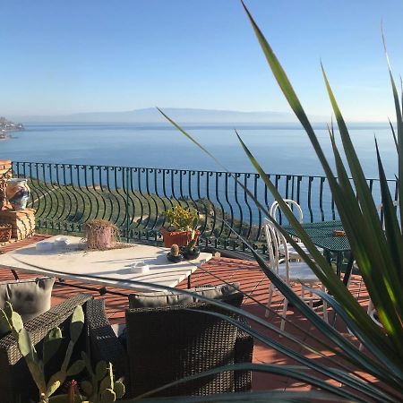 B&B La Terrazza Sul Mare Taormina Bagian luar foto