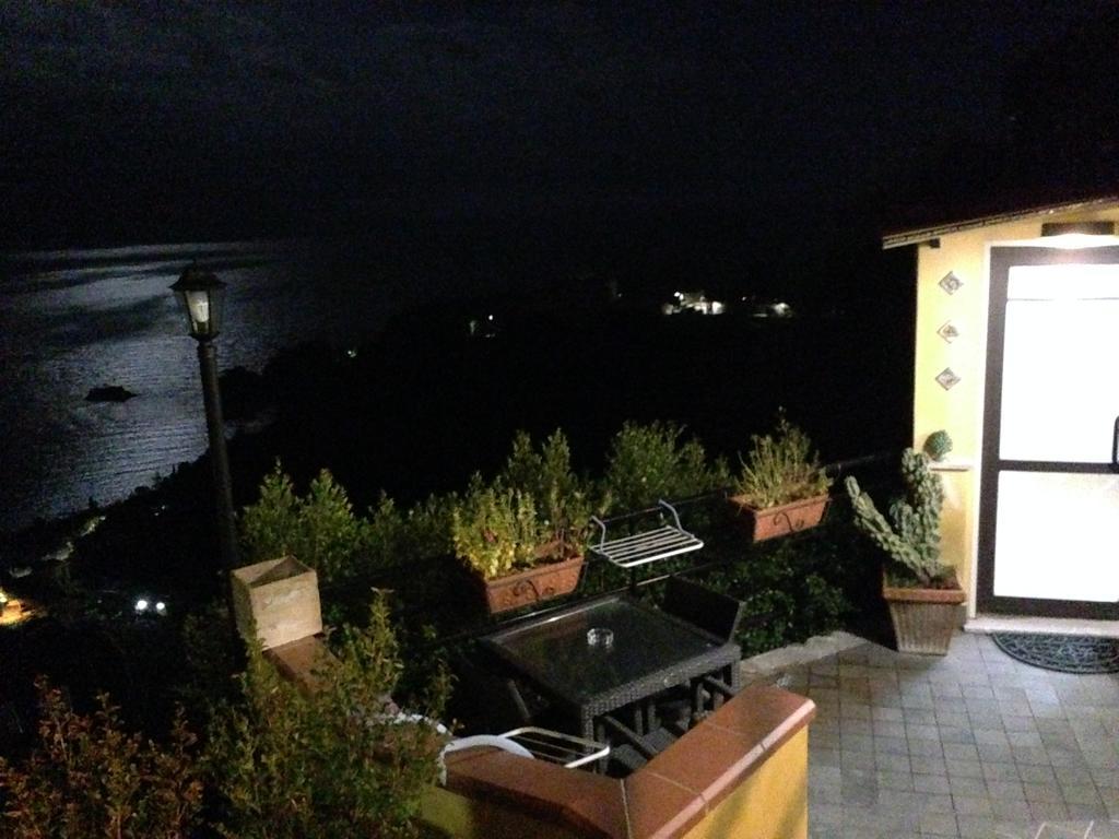 B&B La Terrazza Sul Mare Taormina Bagian luar foto