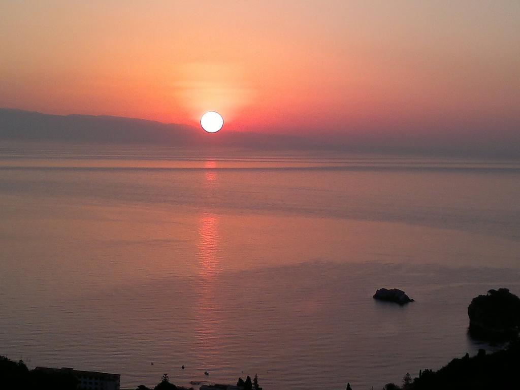 B&B La Terrazza Sul Mare Taormina Bagian luar foto