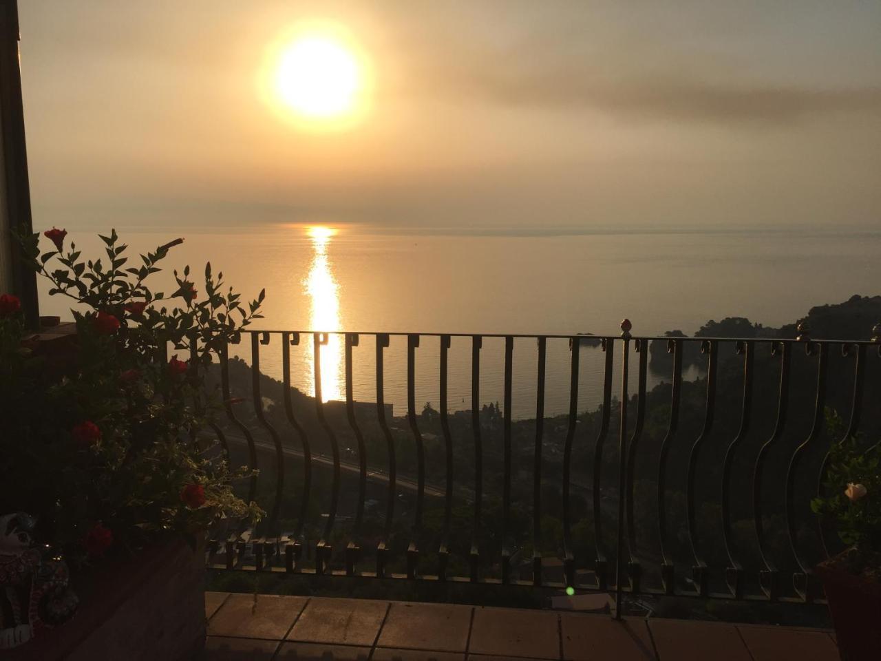 B&B La Terrazza Sul Mare Taormina Bagian luar foto
